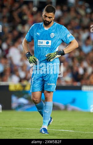 Valencia, Spagna. 17 agosto 2024. VALENCIA, SPAGNA - 17 AGOSTO: Giorgi Mamardashvili portiere del Valencia CF reagisce durante la partita LaLiga EA Sports tra Valencia CF e FC Barcelona allo stadio Mestalla il 17 agosto 2024 a Valencia, Spagna. (Foto di Jose Torres/Photo Players Images/Magara Press) credito: Magara Press SL/Alamy Live News Foto Stock