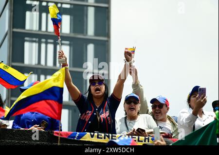 Città del Messico, Messico. 17 agosto 2024. Una donna venezuelana reagisce mentre partecipa ad una manifestazione al Monumento de la Revolucion con lo slogan 'lascia che il mondo veda i registri in mano, non ci lasceremo derubare per protestare contro la proclamazione di Nicolas Maduro come vincitore e chiedere che la vittoria del candidato dell'opposizione Edmundo González Urrutia venga riconosciuta dopo le elezioni presidenziali venezuelane. Il 17 agosto 2024 a città del Messico, Messico. (Foto di Carlos Tischler/ Eyepix Group/Sipa USA) credito: SIPA USA/Alamy Live News Foto Stock