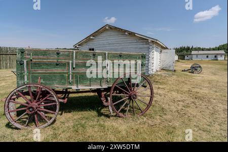 Un carro ed edifici presso il sito storico nazionale di Fort Walsh nelle Cypress Hills di Saskatchewan, Canada. Foto Stock