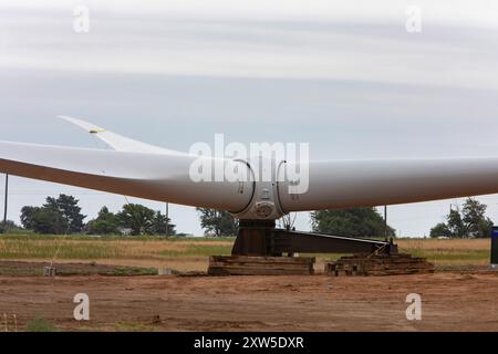 Balko, Oklahoma - Una turbina eolica in costruzione nel panhandle dell'Oklahoma. Foto Stock