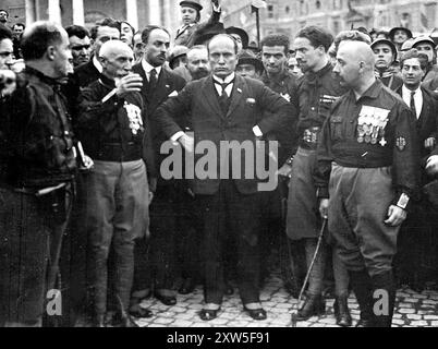 La marcia fascista su Roma. Nel 1922 i fascisti, guidati da Mussolini, organizzarono una manifestazione di massa sotto forma di marcia di massa su Roma. C'erano meno di 30.000 persone in marcia, ma il re Vittorio Emanuele II temeva la guerra civile e abdicò, consegnando il potere a Mussolini. Questa immagine mostra Mussolini (centro), con Emilio de Bono (R di Mussolini con pizzetto), Italo de balbo (sinistra, con la mano sollevata) e Cesare Maria De vecchi. (R, calvo con medaglie) Foto Stock