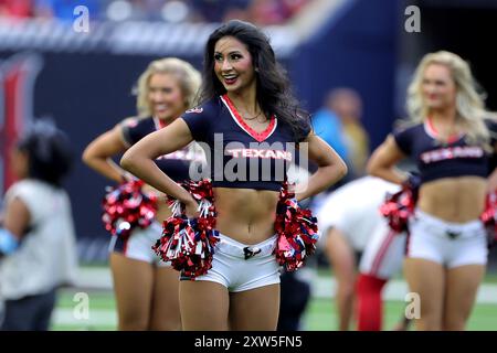 Houston, Texas, Stati Uniti. 17 agosto 2024. Le cheerleader degli Houston Texans si esibiscono a centrocampo prima della partita tra gli Houston Texans e i New York Giants all'NRG Stadium di Houston, Texas, il 17 agosto 2024. (Credit Image: © Erik Williams/ZUMA Press Wire) SOLO PER USO EDITORIALE! Non per USO commerciale! Foto Stock