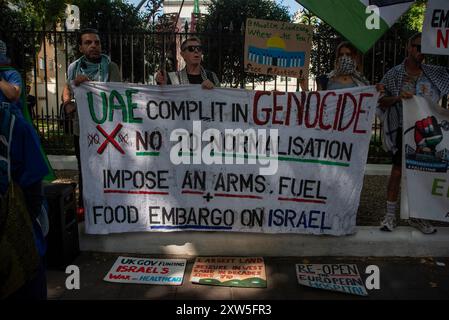 Londra, Inghilterra, Regno Unito. 17 agosto 2024. Gli attivisti palestinesi e i loro alleati hanno manifestato al di fuori dell'ambasciata reale dell'Arabia Saudita a causa della delegazione dei leader del Golfo e del ministro degli Esteri saudita sono nel Regno Unito per discutere la normalizzazione con Israele. I manifestanti hanno chiesto l'embargo petrolifero sull'Arabia Saudita. (Immagine di credito: © Krisztian Elek/ZUMA Press Wire) SOLO PER USO EDITORIALE! Non per USO commerciale! Foto Stock