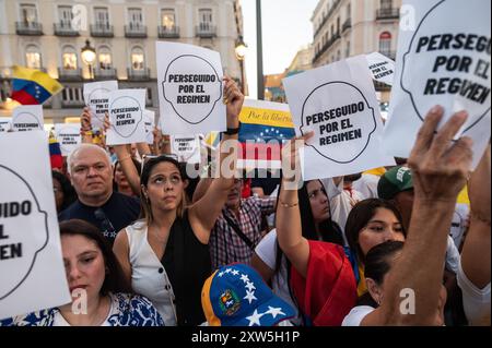 Madrid, Spagna. 17 agosto 2024. Cartelli della gente che recitano "perseguitati dal regime” che protestano durante una manifestazione. Migliaia di venezuelani residenti a Madrid si sono riuniti a Puerta del Sol per protestare contro il governo di Nicolas Maduro ed esprimere il loro disaccordo con i risultati elettorali in Venezuela sostenendo il leader dell'opposizione Maria Corina Machado e il candidato dell'opposizione Edmundo Gonzalez, una parte dimostrativa della "grande protesta mondiale per la verità” che si sta svolgendo in molte città. Crediti: Marcos del Mazo/Alamy Live News Foto Stock