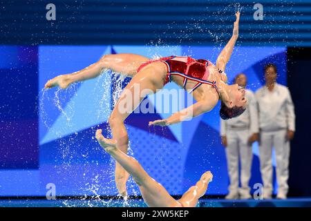 Gli atleti del team France gareggiano nella finale artistica del Team Acrobatic routine durante i Giochi Olimpici di Parigi 2024 al Centro acquatico di Parigi (Francia), il 7 agosto 2024. Foto Stock