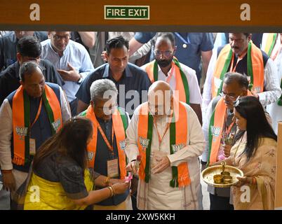 NUOVA DELHI, INDIA - 17 AGOSTO: Il ministro dell'interno dell'Unione Amit Shah, insieme ai leader del partito, arriva durante la riunione dei portatori degli uffici nazionali e dei presidenti di Stato del BJP presso il quartier generale della BJP Extn, il 17 agosto 2024 a nuova Delhi, India. Il Bharatiya Janata Party (BJP) ha fissato l'obiettivo di iscrivere almeno 10 nuovi membri come parte della sua iniziativa di adesione che dovrebbe iniziare dal 1° settembre in tutti gli stati tranne negli stati che hanno diritto al sondaggio e nel territorio dell'Unione. La decisione è stata presa in una riunione dei portatori di uffici nazionali e statali del partito sabato. Anche la promozione dell'adesione pone le basi per l'ele Foto Stock