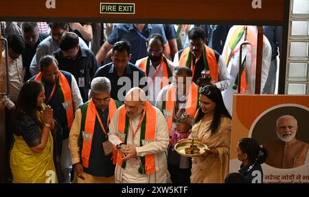 NUOVA DELHI, INDIA - 17 AGOSTO: Il ministro dell'interno dell'Unione Amit Shah, insieme ai leader del partito, arriva durante la riunione dei portatori degli uffici nazionali e dei presidenti di Stato del BJP presso il quartier generale della BJP Extn, il 17 agosto 2024 a nuova Delhi, India. Il Bharatiya Janata Party (BJP) ha fissato l'obiettivo di iscrivere almeno 10 nuovi membri come parte della sua iniziativa di adesione che dovrebbe iniziare dal 1° settembre in tutti gli stati tranne negli stati che hanno diritto al sondaggio e nel territorio dell'Unione. La decisione è stata presa in una riunione dei portatori di uffici nazionali e statali del partito sabato. Anche la promozione dell'adesione pone le basi per l'ele Foto Stock