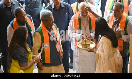 NUOVA DELHI, INDIA - 17 AGOSTO: Il ministro dell'interno dell'Unione Amit Shah, insieme ai leader del partito, arriva durante la riunione dei portatori degli uffici nazionali e dei presidenti di Stato del BJP presso il quartier generale della BJP Extn, il 17 agosto 2024 a nuova Delhi, India. Il Bharatiya Janata Party (BJP) ha fissato l'obiettivo di iscrivere almeno 10 nuovi membri come parte della sua iniziativa di adesione che dovrebbe iniziare dal 1° settembre in tutti gli stati tranne negli stati che hanno diritto al sondaggio e nel territorio dell'Unione. La decisione è stata presa in una riunione dei portatori di uffici nazionali e statali del partito sabato. Anche la promozione dell'adesione pone le basi per l'ele Foto Stock