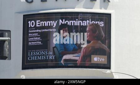 Los Angeles, California, USA 13 agosto 2024 Brie Larson Lessons in Chemistry Billboard al Beverly Center il 13 agosto 2024 a Los Angeles, California, USA. Foto di Barry King/Alamy Stock Photo Foto Stock