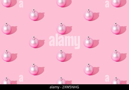 Composizione natalizia realizzata in bauble rosa natalizio su sfondo rosa pastello. Concept creativo minimal per Natale e Capodanno. Foto Stock