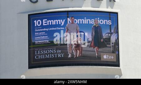 Los Angeles, California, USA 13 agosto 2024 Brie Larson Lessons in Chemistry Billboard al Beverly Center il 13 agosto 2024 a Los Angeles, California, USA. Foto di Barry King/Alamy Stock Photo Foto Stock