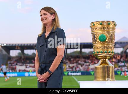 Ulm, Germania. 16 agosto 2024. Katrin Mueller-Hohenstein, presentatore televisivo tedesco ZDF, presentatore sportivo, moderatore, nella partita SSV ULM - FC BAYERN MUENCHEN 0-4 DFB-Pokal, Coppa di calcio tedesca, 1.round il 16 agosto 2024 a Ulm, Germania. Stagione 2024/2025 fotografo: ddp Images/STAR-Images - LE NORMATIVE DFB VIETANO L'USO DI FOTOGRAFIE come SEQUENZE DI IMMAGINI e/o QUASI-VIDEO - crediti: ddp media GmbH/Alamy Live News Foto Stock