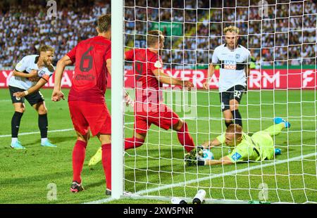 Ulm, Germania. 16 agosto 2024. Harry Kane, FCB 9 gareggiano per il pallone, tackle, duello, colpo di testa, zweikampf, azione, lotta contro Marvin Seybold, portiere SSV Ulm 12 nella partita SSV ULM - FC BAYERN MUENCHEN 0-4 DFB-Pokal, Coppa di calcio tedesca, 1.round il 16 agosto 2024 a Ulm, Germania. Stagione 2024/2025 fotografo: ddp Images/STAR-Images - LE NORMATIVE DFB VIETANO L'USO DI FOTOGRAFIE come SEQUENZE DI IMMAGINI e/o QUASI-VIDEO - crediti: ddp media GmbH/Alamy Live News Foto Stock