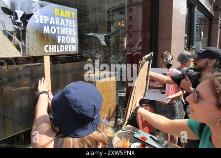 Londra, Inghilterra, Regno Unito. 17 agosto 2024. I manifestanti mostrano segni ai clienti all'interno dell'Angus Steakhouse al Piccadilly Circus durante la dimostrazione. I manifestanti marciano per la giustizia, il rispetto e la pace degli animali e per opporsi allo sfruttamento e all'oppressione. Si riuniscono per chiedere la liberazione degli animali ora e marciano in solidarietà con ogni specie sul pianeta. (Credit Image: © Martin Pope/ZUMA Press Wire) SOLO PER USO EDITORIALE! Non per USO commerciale! Foto Stock