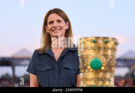 Ulm, Germania. 16 agosto 2024. Katrin Mueller-Hohenstein, presentatore televisivo tedesco ZDF, presentatore sportivo, moderatore, nella partita SSV ULM - FC BAYERN MUENCHEN 0-4 DFB-Pokal, Coppa di calcio tedesca, 1.round il 16 agosto 2024 a Ulm, Germania. Stagione 2024/2025 fotografo: ddp Images/STAR-Images - LE NORMATIVE DFB VIETANO L'USO DI FOTOGRAFIE come SEQUENZE DI IMMAGINI e/o QUASI-VIDEO - crediti: ddp media GmbH/Alamy Live News Foto Stock