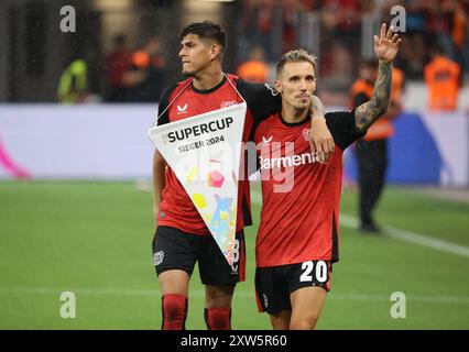 Giro d'onore Piero Martin Hincapie Reyna (Bayer, L) e Alejandro Grimaldo, Leverkusen, Germania, 17.08.2024, Supercup, Bayer 04 Leverkusen - VfB Stoccarda. LE NORMATIVE DFL VIETANO QUALSIASI USO DI FOTOGRAFIE COME SEQUENZE DI IMMAGINI ANDMZZALAMY LIVE NEWS Foto Stock