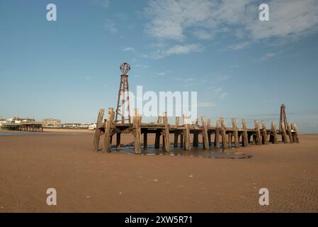 I resti del molo di sbarco di St. Anne's Pier a St. Anne's Beach. St Annes-on-the-Sea è una località balneare sulla costa di Fylde, Lancashire, Regno Unito. Foto Stock