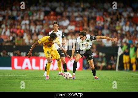 Lamine Yamal del FC Barcelona (L) e Javier Guerra del Valencia CF (R) visti in azione durante la partita tra Valencia CF e FC Barcelona a Mestalla Foto Stock