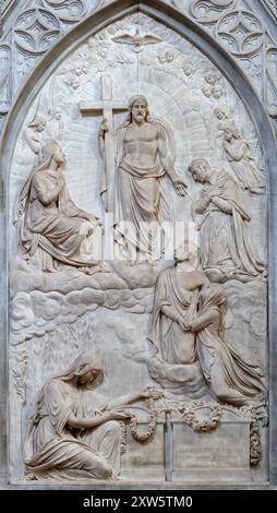 Milano - il rilievo di Gesù santo sulla lapide di Adalberto Giuseppe e Francesca Barbo nella chiesa di Santa Maira del Carmine Foto Stock