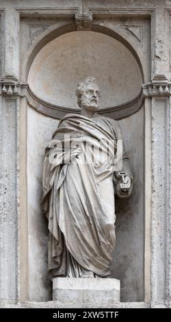 MILANO, ITALIA - 4 MARZO 2024: Statua di San Pietro Apostolo sulla facciata del Santuario di San Giuseppe di Luigi Scorzini Foto Stock