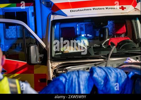 Vollbesetzter Kombi kollidiert Frontal mit Rettungswagen auf Einsatzfahrt am Samstagabend, 17. Agosto 2024, ist eine junge Frau mit ihrem vollbesetzten Kombi auf die Gegenfahrbahn geraten und prallte front mit einem Rettungswagen zusammen, der sich auf einer Einsatzfahrt befand und mit einem Patienten auf dem Weg in eine Klinik War. Im Wagen der Unfallverursacherin fuhren drei Kleinkinder mit. Sieben Personen wurden bei dem Unfall verletzt, die Verursacherin sogar schwer: SIE wurde von der Feuerwehr mit schwerem Gerät aus ihrem Auto befreit. Die Straße im Innenstadtbereich von Lüdenscheid b Foto Stock