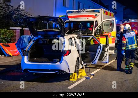 Vollbesetzter Kombi kollidiert Frontal mit Rettungswagen auf Einsatzfahrt am Samstagabend, 17. Agosto 2024, ist eine junge Frau mit ihrem vollbesetzten Kombi auf die Gegenfahrbahn geraten und prallte front mit einem Rettungswagen zusammen, der sich auf einer Einsatzfahrt befand und mit einem Patienten auf dem Weg in eine Klinik War. Im Wagen der Unfallverursacherin fuhren drei Kleinkinder mit. Sieben Personen wurden bei dem Unfall verletzt, die Verursacherin sogar schwer: SIE wurde von der Feuerwehr mit schwerem Gerät aus ihrem Auto befreit. Die Straße im Innenstadtbereich von Lüdenscheid b Foto Stock