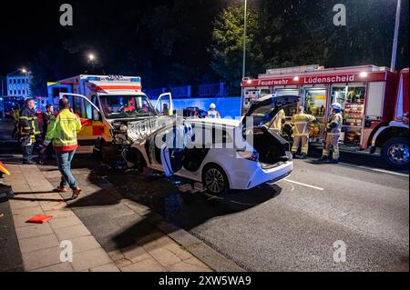 Vollbesetzter Kombi kollidiert Frontal mit Rettungswagen auf Einsatzfahrt am Samstagabend, 17. Agosto 2024, ist eine junge Frau mit ihrem vollbesetzten Kombi auf die Gegenfahrbahn geraten und prallte front mit einem Rettungswagen zusammen, der sich auf einer Einsatzfahrt befand und mit einem Patienten auf dem Weg in eine Klinik War. Im Wagen der Unfallverursacherin fuhren drei Kleinkinder mit. Sieben Personen wurden bei dem Unfall verletzt, die Verursacherin sogar schwer: SIE wurde von der Feuerwehr mit schwerem Gerät aus ihrem Auto befreit. Die Straße im Innenstadtbereich von Lüdenscheid b Foto Stock