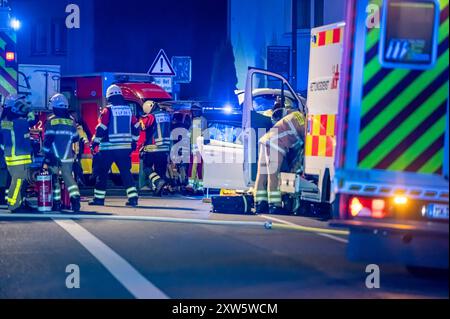 Vollbesetzter Kombi kollidiert Frontal mit Rettungswagen auf Einsatzfahrt am Samstagabend, 17. Agosto 2024, ist eine junge Frau mit ihrem vollbesetzten Kombi auf die Gegenfahrbahn geraten und prallte front mit einem Rettungswagen zusammen, der sich auf einer Einsatzfahrt befand und mit einem Patienten auf dem Weg in eine Klinik War. Im Wagen der Unfallverursacherin fuhren drei Kleinkinder mit. Sieben Personen wurden bei dem Unfall verletzt, die Verursacherin sogar schwer: SIE wurde von der Feuerwehr mit schwerem Gerät aus ihrem Auto befreit. Die Straße im Innenstadtbereich von Lüdenscheid b Foto Stock