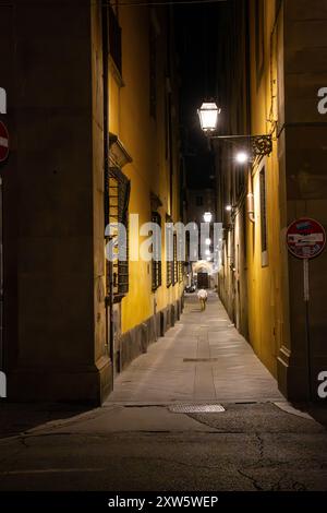 Vicolo buio di notte a Firenze, Italia. Foto Stock