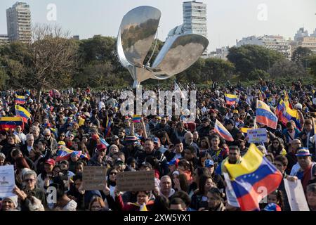 Buenos Aires, Argentina. 17 agosto 2024. La comunità venezuelana in Argentina ha tenuto una manifestazione in diverse parti del paese, essendo la città uno dei punti più importanti della chiamata, a Buenos Aires, Argentina, il 17 agosto 2024. Essi protestano contro i risultati delle elezioni del luglio 28 in cui Nicolás Maduro è stato dichiarato vincitore dal Consiglio elettorale nazionale. L'opposizione sostiene che Edmundo Gonzalez Urrutia sia stato il vincitore. (Foto di Esteban Osorio/Sipa USA) credito: SIPA USA/Alamy Live News Foto Stock