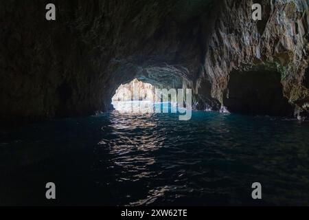 Malta, Grotta Azzurra. Le acque blu del Mediterraneo si vedono da un tour in barca. Foto Stock