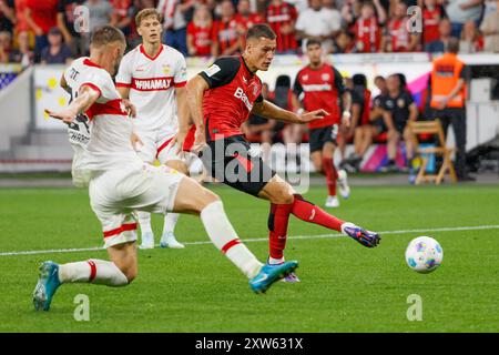 Leverkusen, Germania. 17 agosto 2024. Patrik Schick (R) del Bayer 04 Leverkusen segna durante la finale di Supercoppa tedesca 2024 tra Bayer 04 Leverkusen e VfB Stuttgart a Leverkusen, Germania, 17 agosto 2024. Crediti: Joachim Bywaletz/Xinhua/Alamy Live News Foto Stock