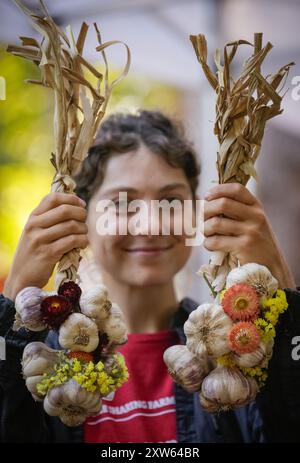 Richmond, Canada. 17 agosto 2024. Una donna mostra bulbi d'aglio in bundle durante il 14 ° annuale Richmond Garlic Festival a Richmond, British Columbia, Canada, 17 agosto 2024. Crediti: Liang Sen/Xinhua/Alamy Live News Foto Stock