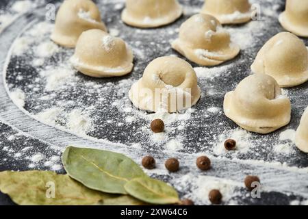 Gnocchi di carne fatti in casa pronti per essere cucinati, un piatto classico perfetto per pasti sostanziosi in famiglia Foto Stock