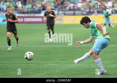 Seattle, Stati Uniti. 17 agosto 2024. Il centrocampista dei Seattle Sounders Paul Rothrock (14) passa la palla in una partita di Leagues Cup contro il LAFC al Lumen Field di Seattle, Washington, il 17 agosto 2024. (Credito fotografico Nate Koppelman/Sipa USA) credito: SIPA USA/Alamy Live News Foto Stock