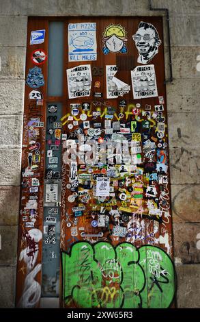 Il colorato Carrer de la Riera Baixa a Barcellona, Spagna Foto Stock