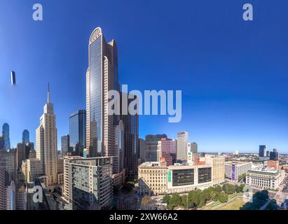 Dallas, USA - 6 novembre 2023: Vista panoramica dello skyline di Dallas con piscina in primo piano. Foto Stock