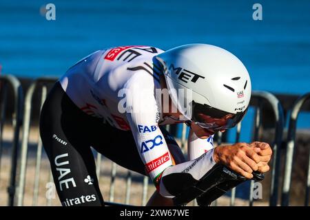 Oeiras, Portogallo. 17 agosto 2024. Joao Almeida, portoghese dell'UAE Team Emirates, sprinta durante la 79a tappa de la Vuelta Ciclista a Espana 2024, tappa 1, prova individuale a cronometro da Lisbona a Oeiras. Credito: SOPA Images Limited/Alamy Live News Foto Stock