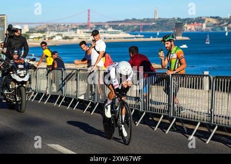 Oeiras, Portogallo. 17 agosto 2024. Joao Almeida, portoghese dell'UAE Team Emirates, sprinta durante la 79a tappa de la Vuelta Ciclista a Espana 2024, tappa 1, prova individuale a cronometro da Lisbona a Oeiras. Credito: SOPA Images Limited/Alamy Live News Foto Stock