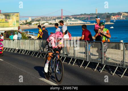 Oeiras, Portogallo. 17 agosto 2024. Rui Costa del Portogallo dal Team EF Education - EasyPost sprinta durante la 79a tappa de la Vuelta Ciclista a Espana 2024, tappa 1, prova individuale a cronometro da Lisbona a Oeiras. Credito: SOPA Images Limited/Alamy Live News Foto Stock