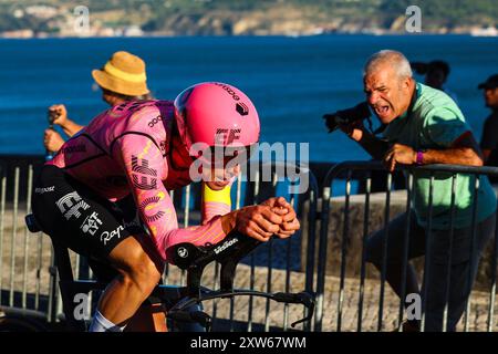 Oeiras, Portogallo. 17 agosto 2024. Rui Costa del Portogallo dal Team EF Education - EasyPost sprinta durante la 79a tappa de la Vuelta Ciclista a Espana 2024, tappa 1, prova individuale a cronometro da Lisbona a Oeiras. Credito: SOPA Images Limited/Alamy Live News Foto Stock