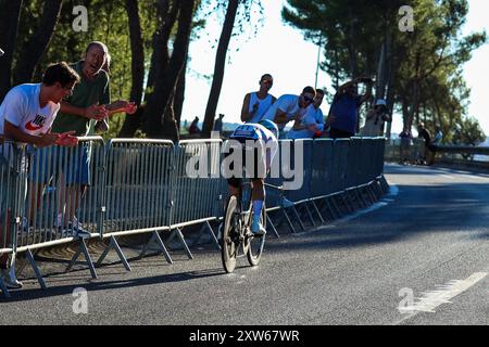 Oeiras, Portogallo. 17 agosto 2024. Joao Almeida, portoghese dell'UAE Team Emirates, sprinta durante la 79a tappa de la Vuelta Ciclista a Espana 2024, tappa 1, prova individuale a cronometro da Lisbona a Oeiras. Credito: SOPA Images Limited/Alamy Live News Foto Stock