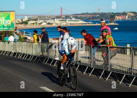 Oeiras, Portogallo. 17 agosto 2024. Nelson Oliveira del Portogallo, dal Team Movistar, volerà nella 79a tappa de la Vuelta Ciclista a Espana 2024, tappa 1, prova individuale a cronometro da Lisbona a Oeiras. Credito: SOPA Images Limited/Alamy Live News Foto Stock