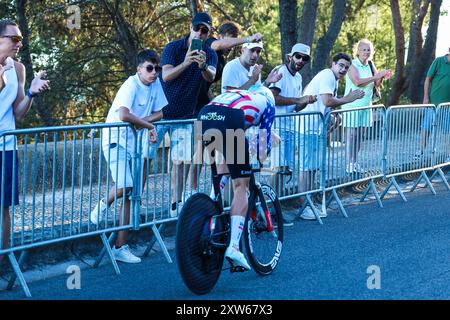 Oeiras, Portogallo. 17 agosto 2024. Brandon McNulty degli Stati Uniti, dall'UAE Team Emirates, sprinta durante la 79a la Vuelta Ciclista a Espana 2024, tappa 1, una prova individuale a cronometro da Lisbona a Oeiras. Credito: SOPA Images Limited/Alamy Live News Foto Stock