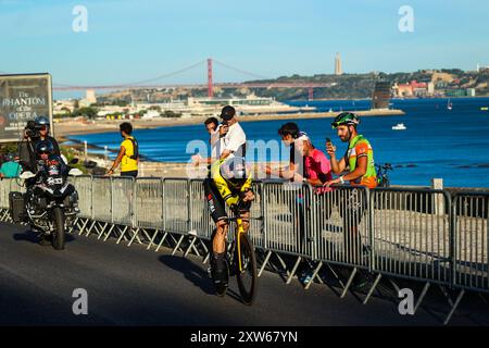 Oeiras, Portogallo. 17 agosto 2024. Wout van Aert del Belgio del Team Visma | Lease a Bike sprinta durante la 79a tappa de la Vuelta Ciclista a Espana 2024, tappa 1, tappa individuale da Lisbona a Oeiras. Credito: SOPA Images Limited/Alamy Live News Foto Stock