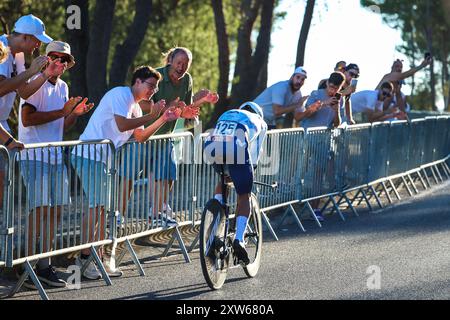 Oeiras, Portogallo. 17 agosto 2024. Nelson Oliveira del Portogallo, dal Team Movistar, volerà nella 79a tappa de la Vuelta Ciclista a Espana 2024, tappa 1, prova individuale a cronometro da Lisbona a Oeiras. Credito: SOPA Images Limited/Alamy Live News Foto Stock