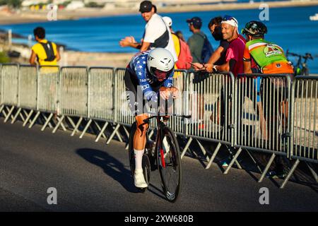 Oeiras, Portogallo. 17 agosto 2024. Brandon McNulty degli Stati Uniti, dall'UAE Team Emirates, sprinta durante la 79a la Vuelta Ciclista a Espana 2024, tappa 1, una prova individuale a cronometro da Lisbona a Oeiras. Credito: SOPA Images Limited/Alamy Live News Foto Stock