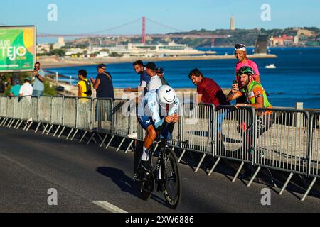 Oeiras, Portogallo. 17 agosto 2024. Nelson Oliveira del Portogallo, dal Team Movistar, volerà nella 79a tappa de la Vuelta Ciclista a Espana 2024, tappa 1, prova individuale a cronometro da Lisbona a Oeiras. (Foto di Miguel Reis/SOPA Images/Sipa USA) credito: SIPA USA/Alamy Live News Foto Stock