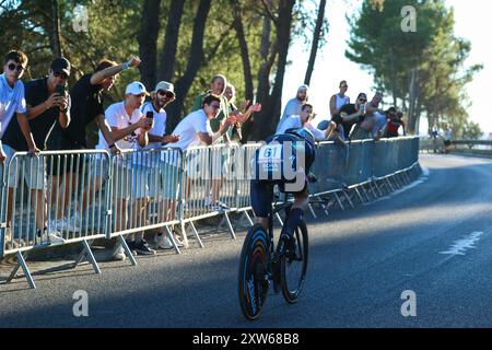 Oeiras, Portogallo. 17 agosto 2024. Primoz Roglic della Slovenia dal Team Red Bull Bora - hansgrohe sprinta durante la 79a la Vuelta Ciclista a Espana 2024, tappa 1 una prova individuale a cronometro da Lisbona a Oeiras. (Foto di Miguel Reis/SOPA Images/Sipa USA) credito: SIPA USA/Alamy Live News Foto Stock