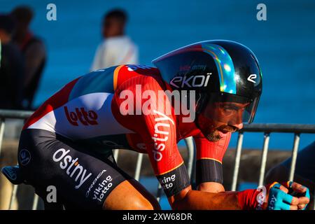 Oeiras, Portogallo. 17 agosto 2024. Thomas De Gendt del Belgio e il Team lotto Dstny sprinta durante la 79a tappa de la Vuelta Ciclista a Espana 2024, tappa 1, prova individuale a cronometro da Lisbona a Oeiras. (Foto di Miguel Reis/SOPA Images/Sipa USA) credito: SIPA USA/Alamy Live News Foto Stock